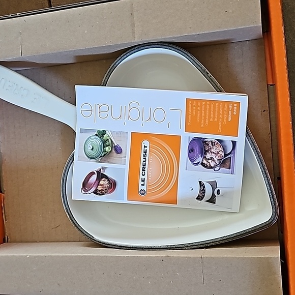 NIB LE CREUSET Heart Cast Iron Valentines Skillet/Pan Shiny White MADE IN FRANCE - Picture 2 of 7
